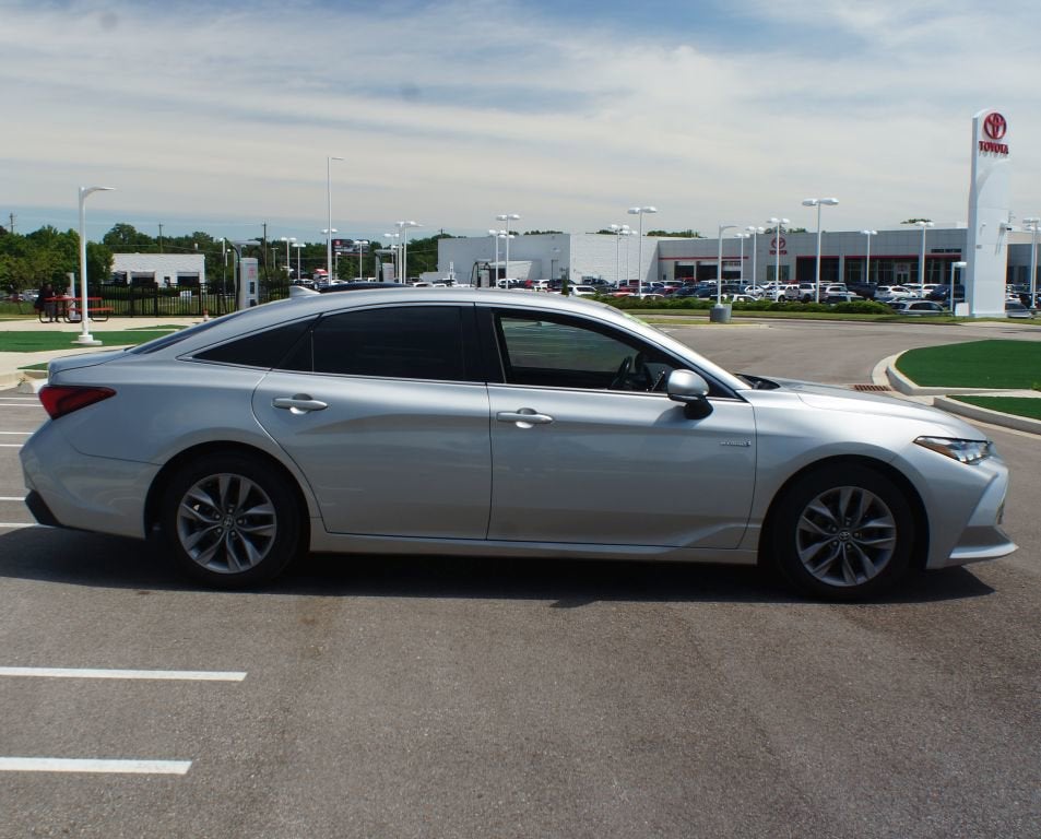2020 Toyota Avalon Hybrid XLE