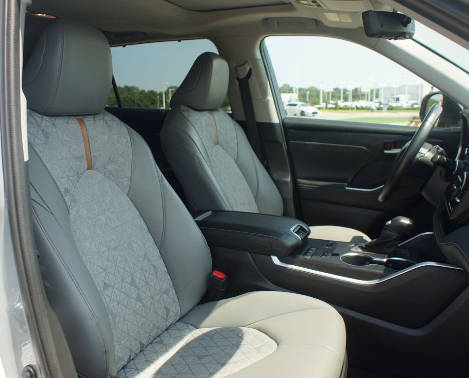 2022 Toyota Highlander Hybrid Bronze Edition