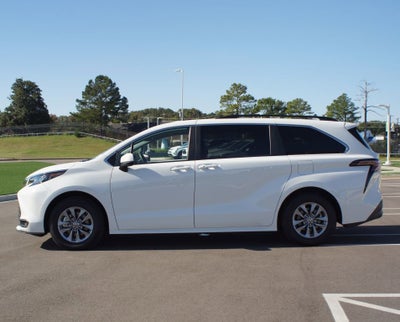 2025 Toyota Sienna LE