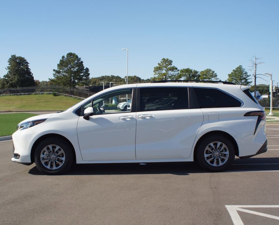 2025 Toyota Sienna LE