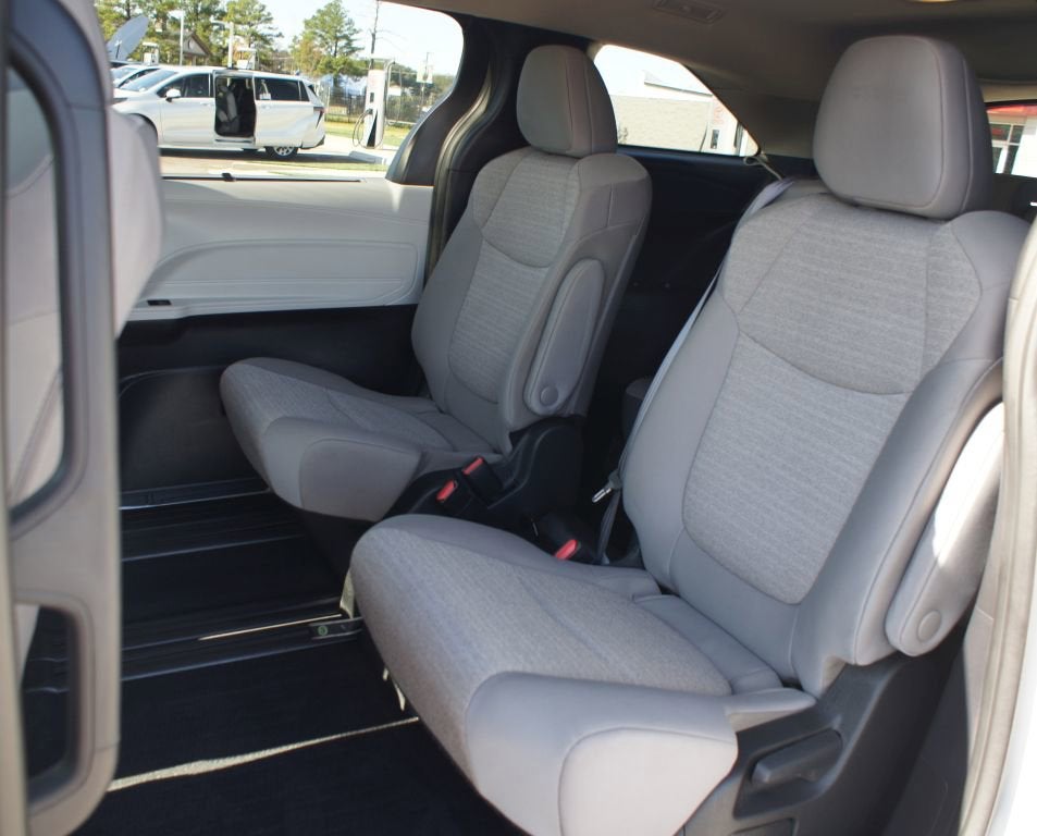 2025 Toyota Sienna LE