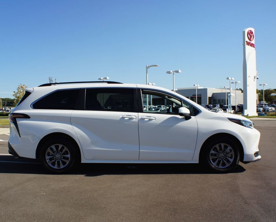 2025 Toyota Sienna LE
