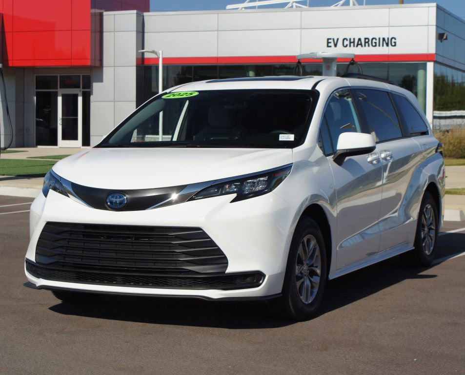2025 Toyota Sienna LE