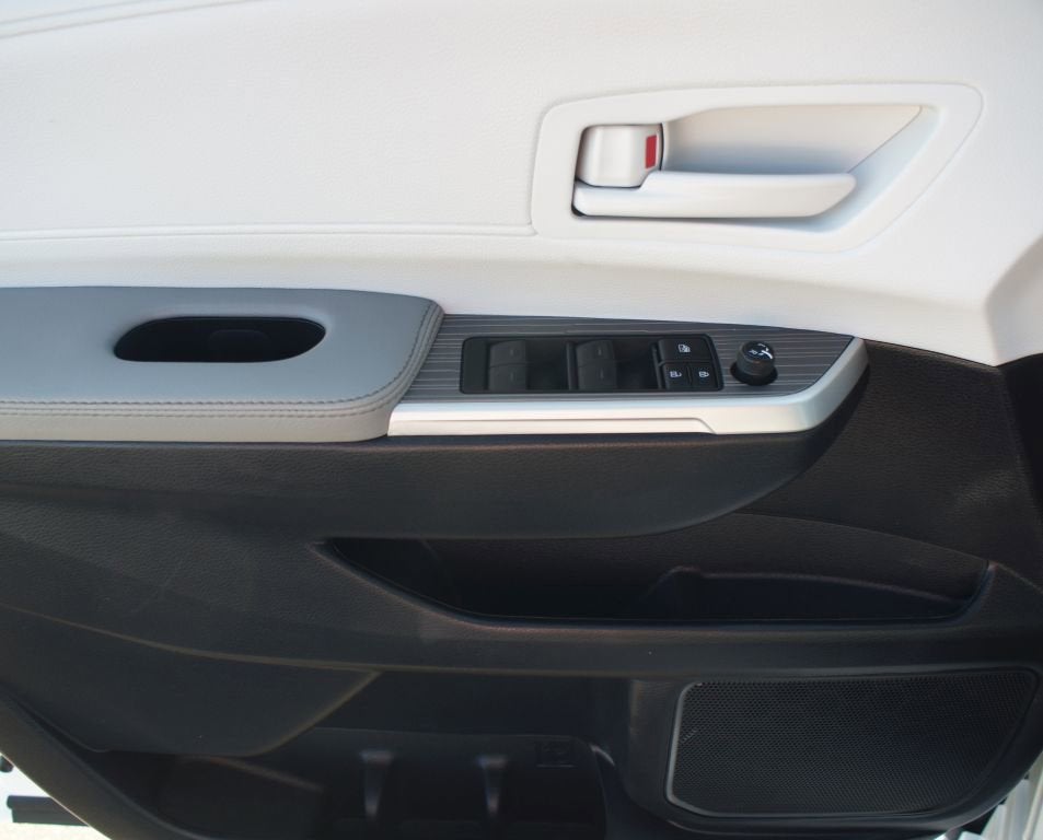 2025 Toyota Sienna LE