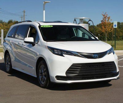 2025 Toyota Sienna LE