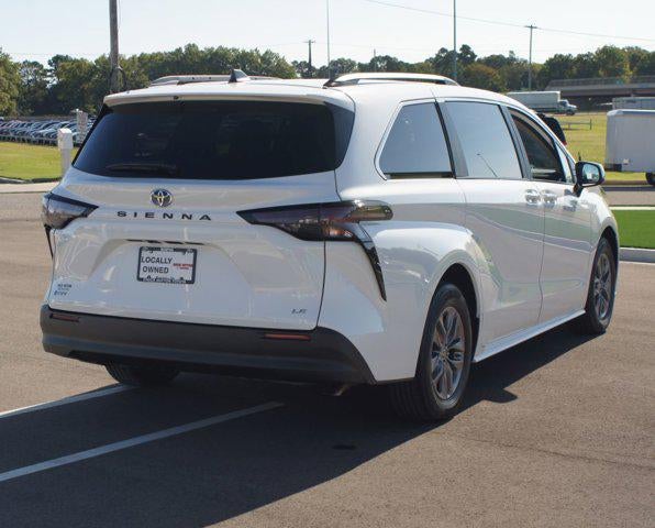 2025 Toyota Sienna LE