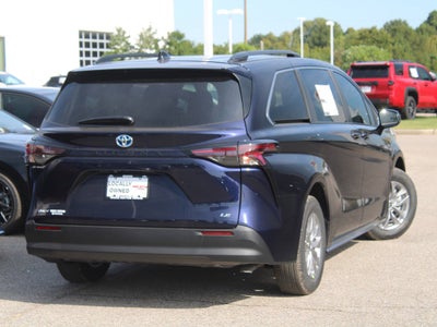 2025 Toyota Sienna LE