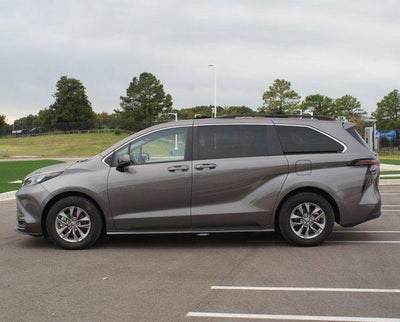 2024 Toyota Sienna LE
