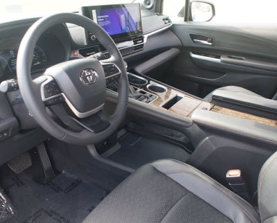 2025 Toyota Sienna Platinum