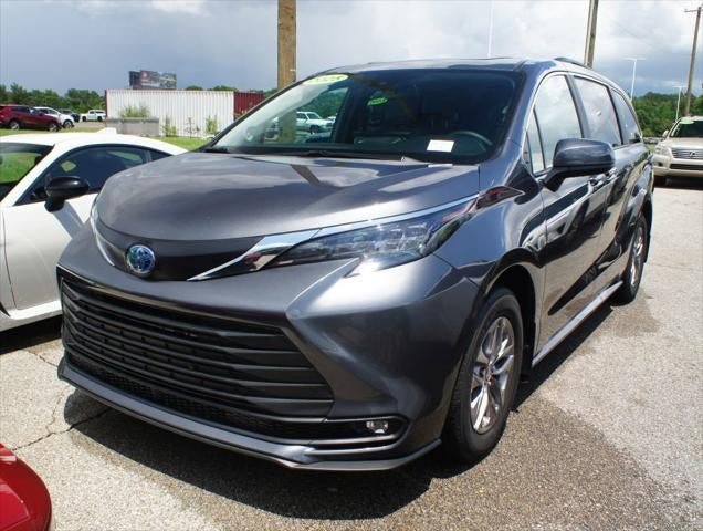 2025 Toyota Sienna XLE 8-Passenger Hybrid FWD's photo