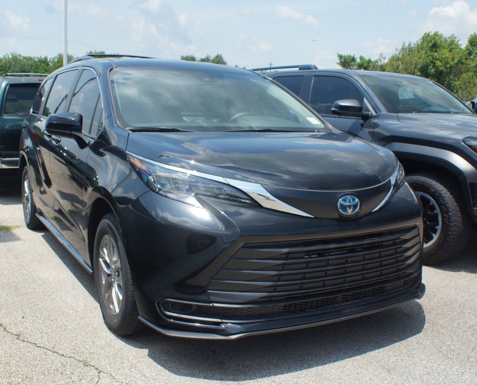 2025 Toyota Sienna LE 8-Passenger Hybrid FWD's photo