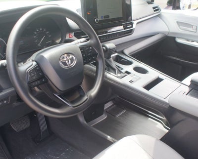 2025 Toyota Sienna LE