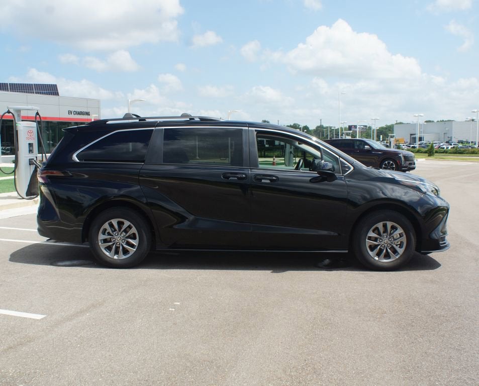 2025 Toyota Sienna LE