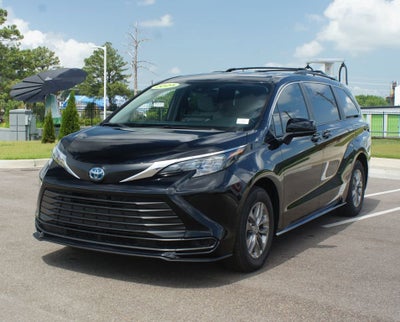 2025 Toyota Sienna LE