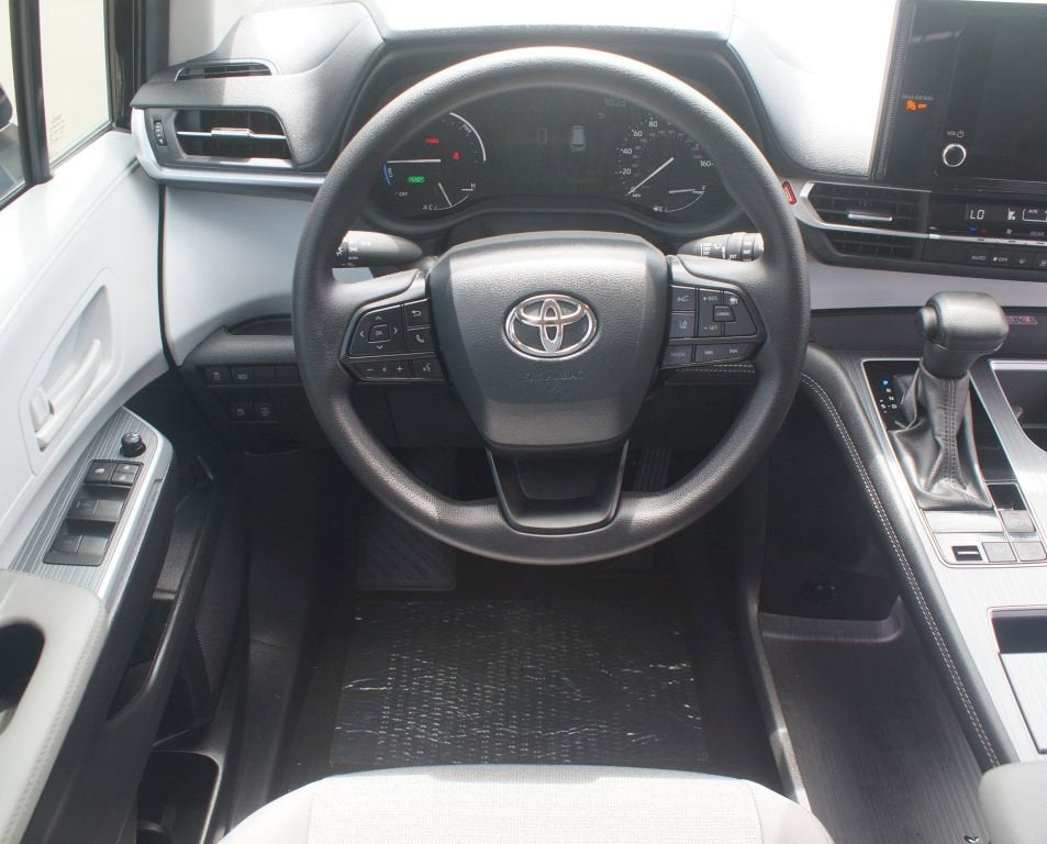 2025 Toyota Sienna LE