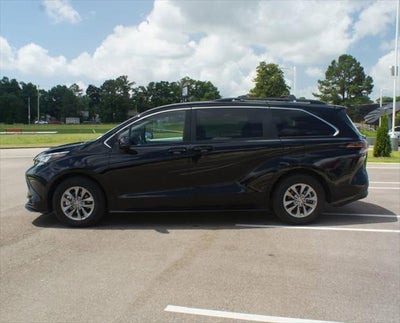 2025 Toyota Sienna LE