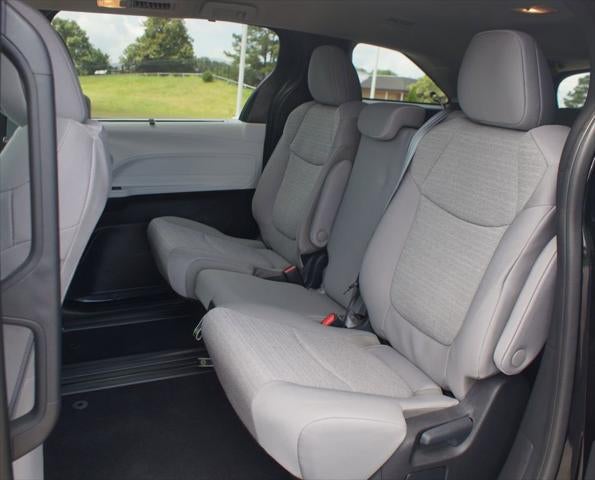 2025 Toyota Sienna LE