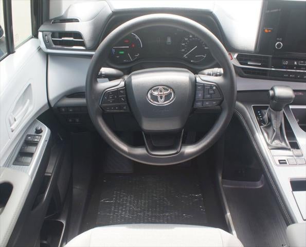 2025 Toyota Sienna LE