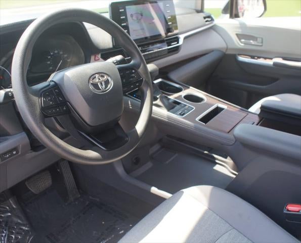 2024 Toyota Sienna LE