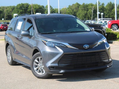 2025 Toyota Sienna LE
