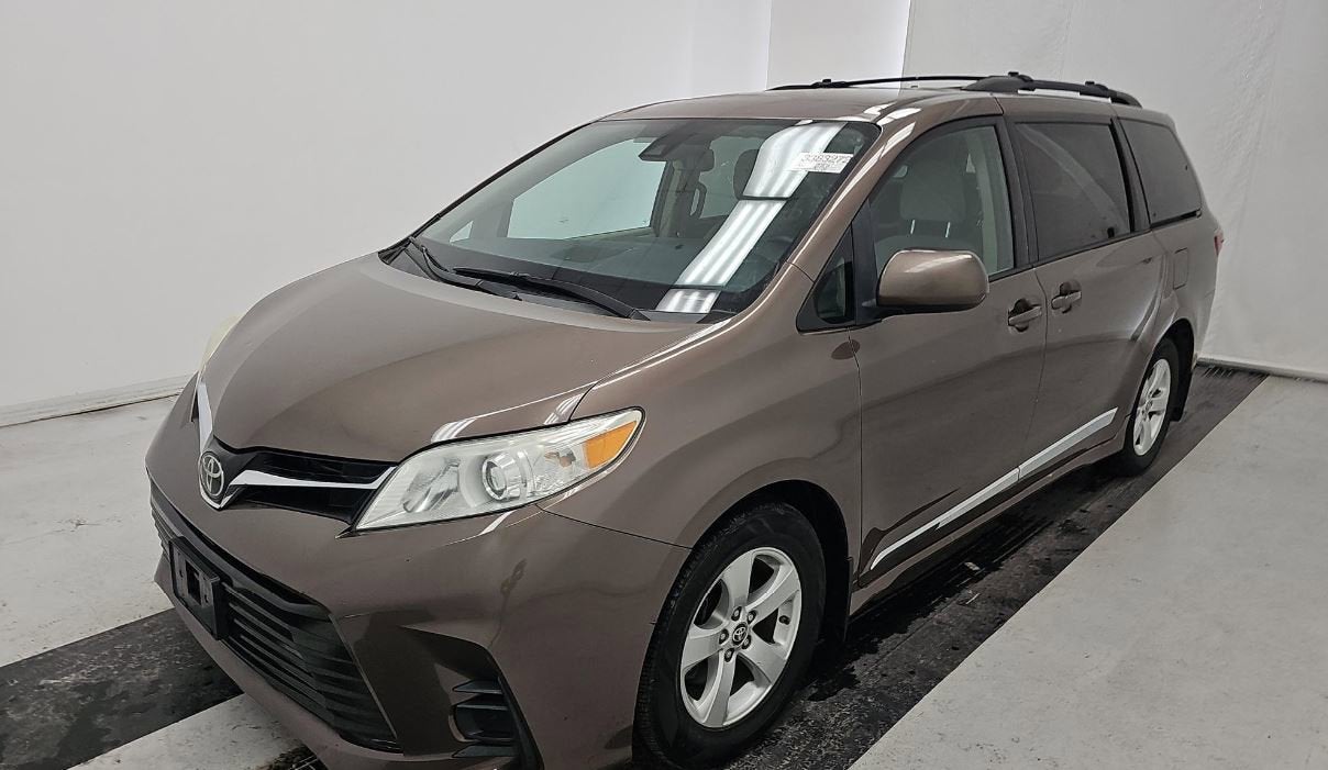 2020 Toyota Sienna LE V6 7-Passenger Access Seat FWD's photo