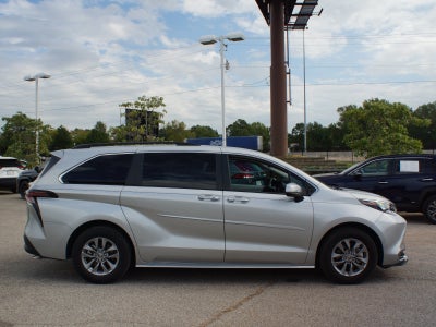2025 Toyota Sienna XLE